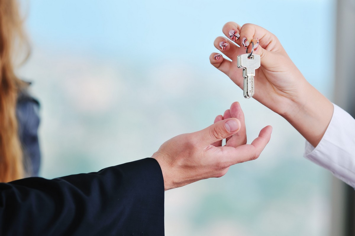 Owner gives key to the new house owner